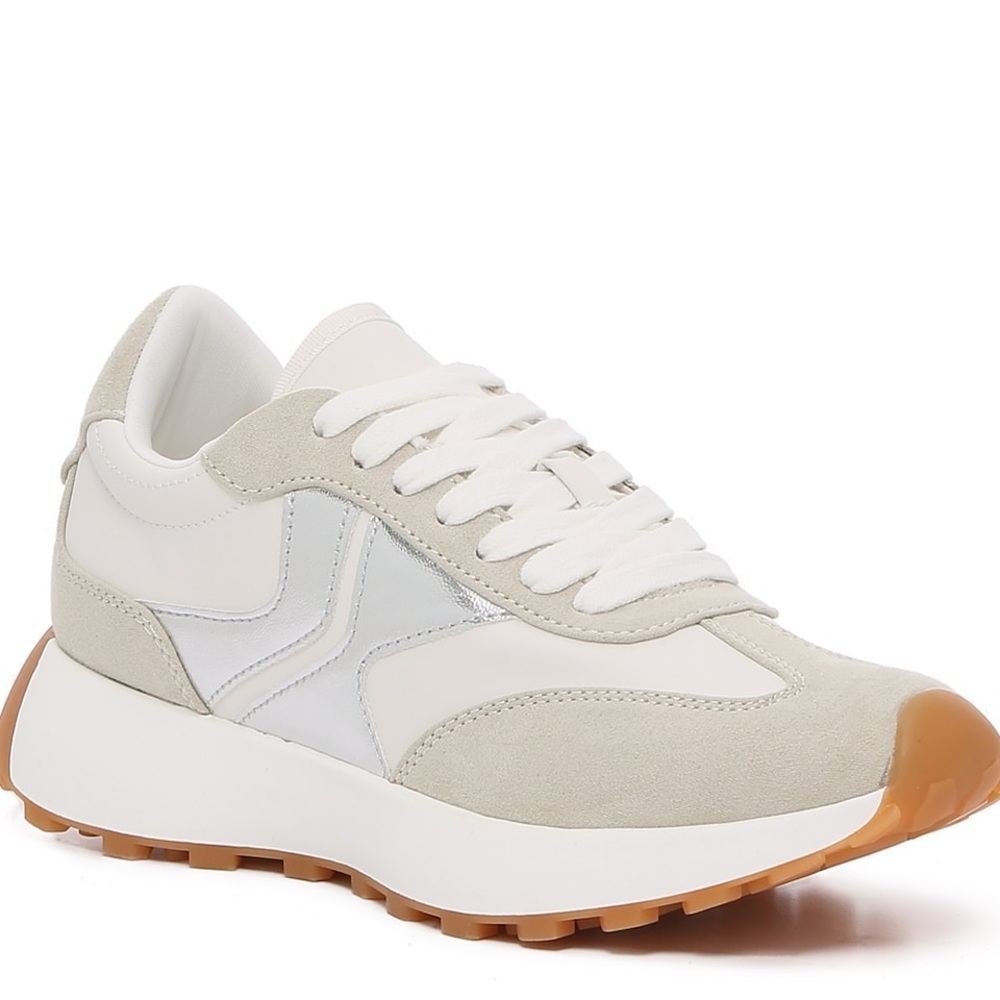 Steve Madden Escapade Sneaker. Size 8